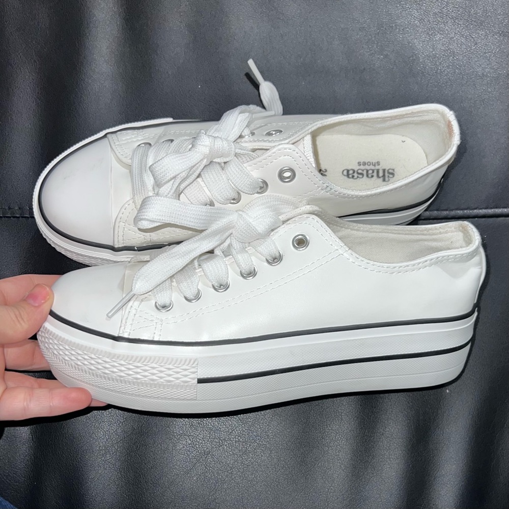 White converse shasa shoes flat